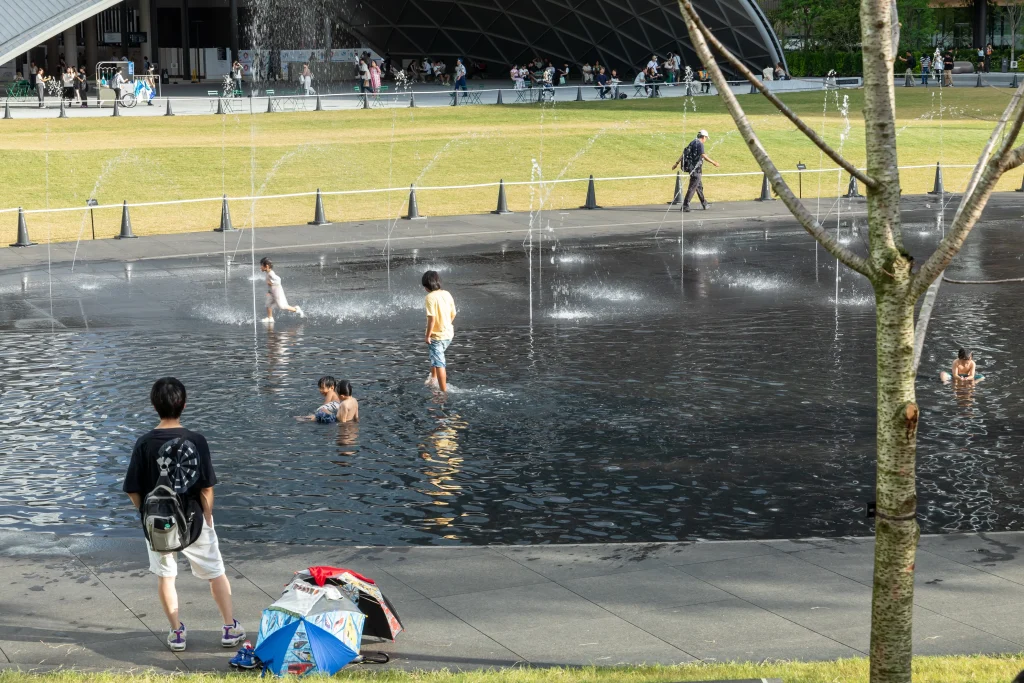 噴水で水遊びをする子どもたち